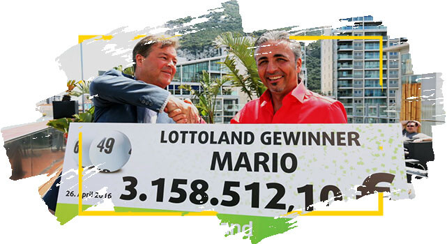 Ganador de Lottoland Mario sostiene cheque con su premio