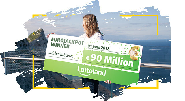 Ganadora Christina de Lottoland sostiene cheque de su premio de EuroJackpot online