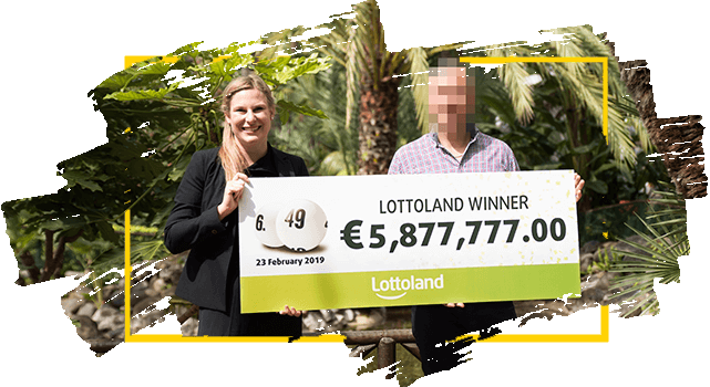 Ganador anónimo de Lottoland sostiene cheque con lo que ganó con la Lotería Alemana