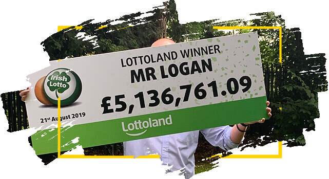 El Sr. Logan ganador de Lottoland sostiene un cheque con su premio de la Irish Lotto