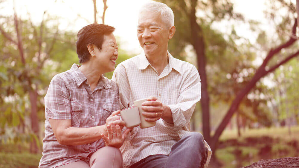 Una pareja de ancianos japoneses sonríen entre ellos