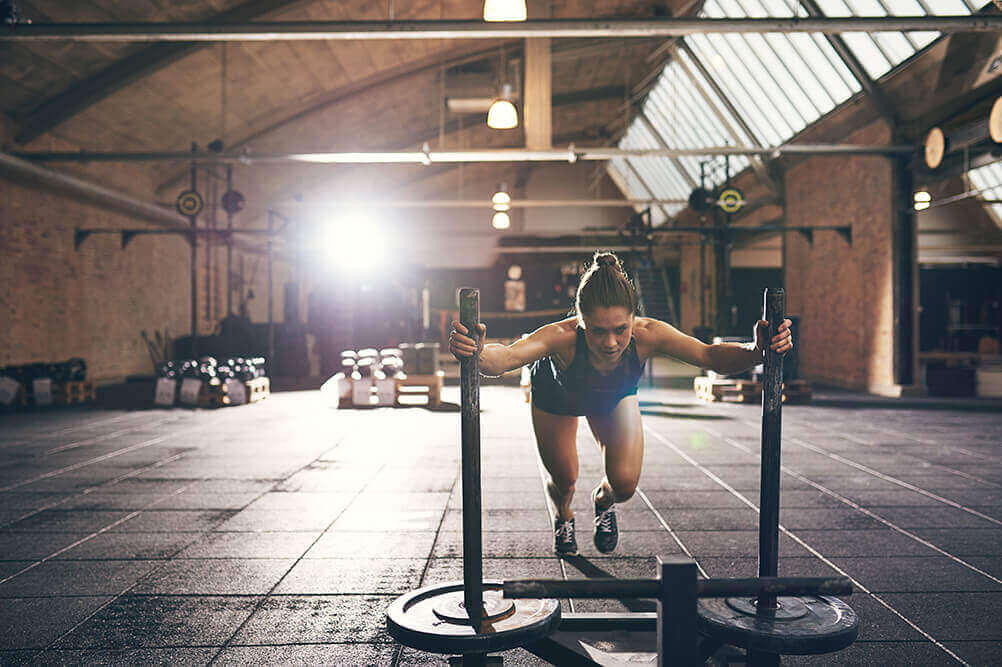 Mujer hace ejercicio muy motivada