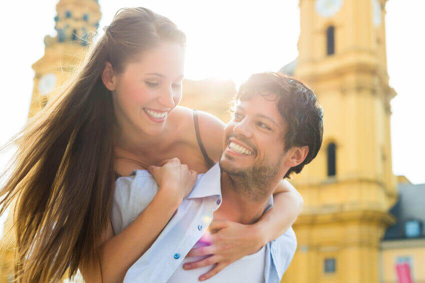 Los mayores premios y ganadores de EuroMillones Pareja sonriente y feliz por los botes de EuroMillones