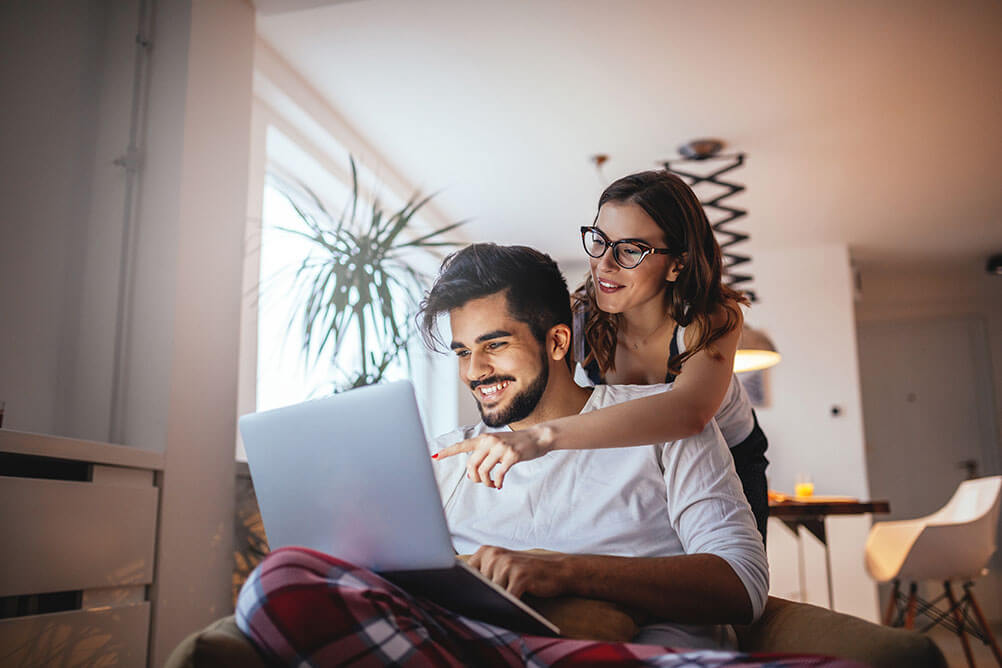 Cómo apostar online con Lotoland Pareja feliz apostando en Lotoland