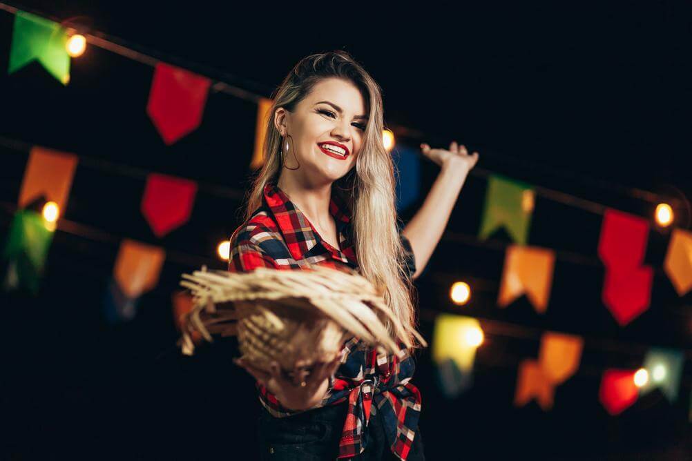 Mujer celebrando el día internacional de la mujer