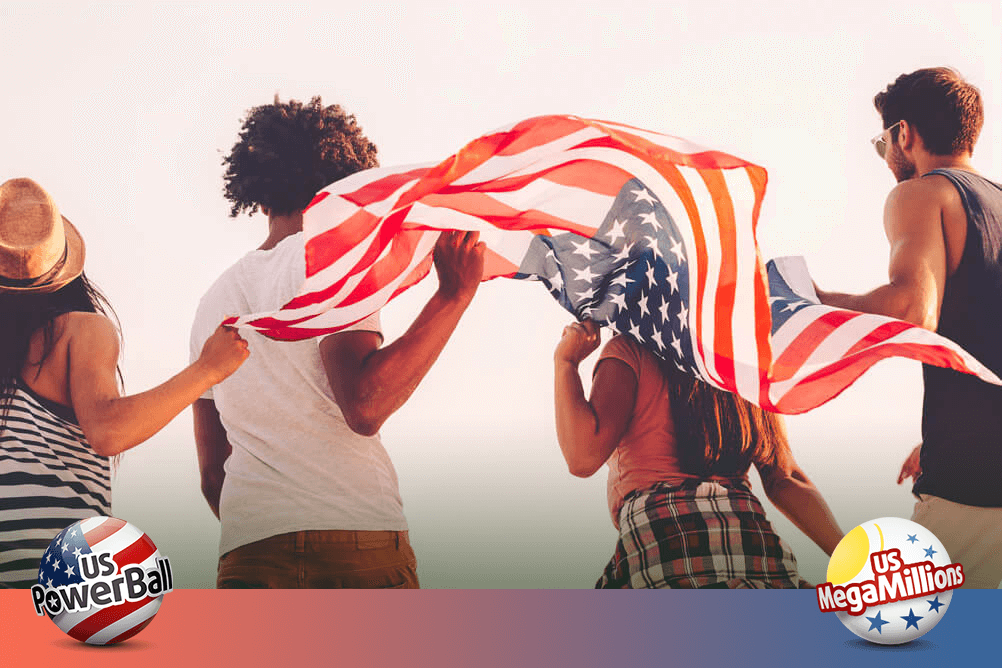 Personas con la bandera de USA junto a los logos de las loterías PowerBall y Mega Millions